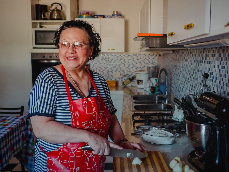 Una mujer anciana realizando tareas domesticas