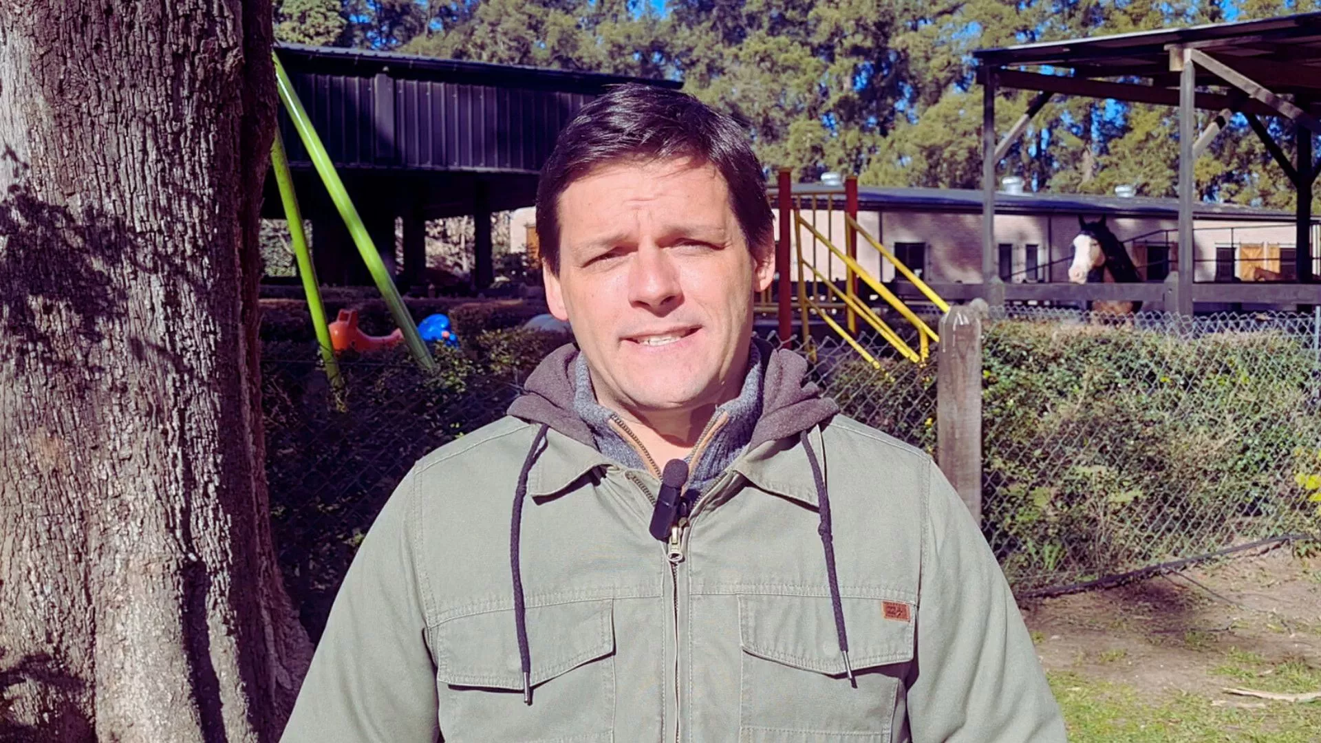 Mariano Ferreyra, fundador del centro de equinoterapia El Granero, al aire libre en el predio