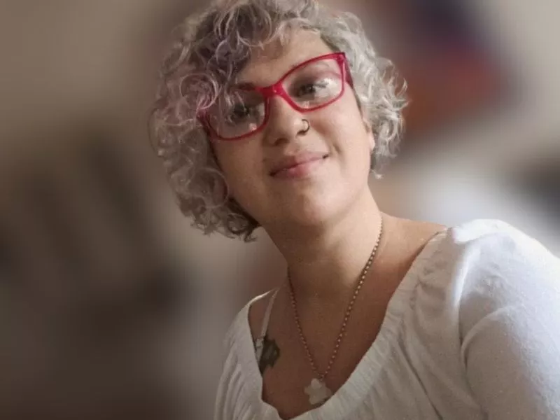 Lucía Rigoni, madre de un niño con TEA, sonriendo en un retrato