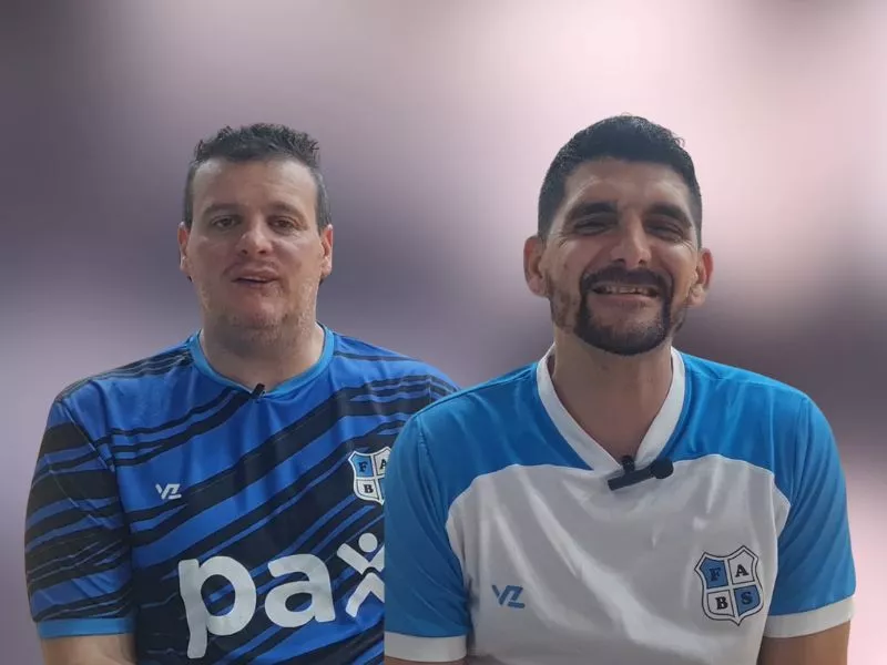 Christian Pizzarelli y Marcos Raffin, del cuerpo técnico de Los Topos, con camisetas del equipo